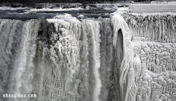 There are still tourists in the frozen Nicaragua Falls! 