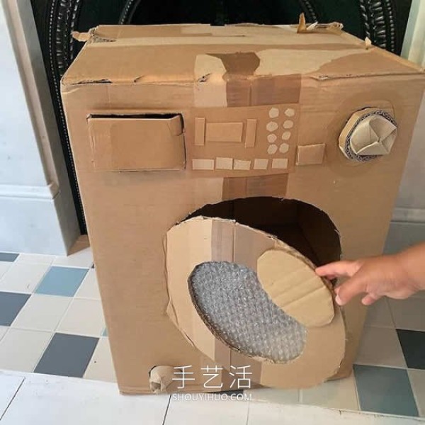 Mom uses cardboard to make daily necessities, so the children can learn how to use them