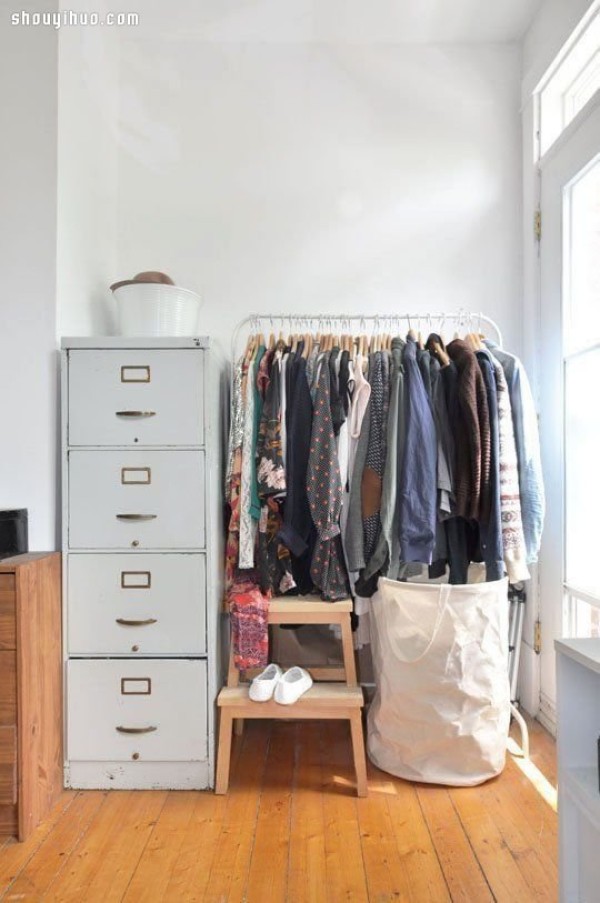 Open wardrobe: save space and give the room a wider view