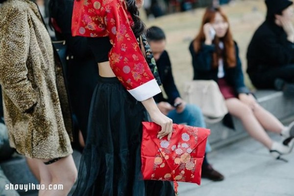 Fashion with bold and colorful contrasting colors 2015 Seoul Fashion Week street photography