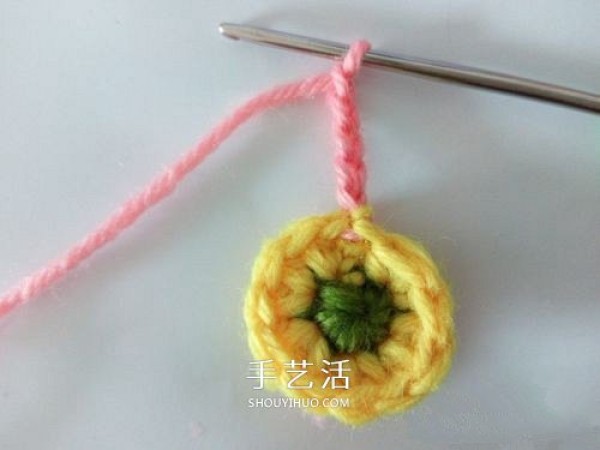 Illustration of crocheting a six-petaled flower with super cute little woolen flowers