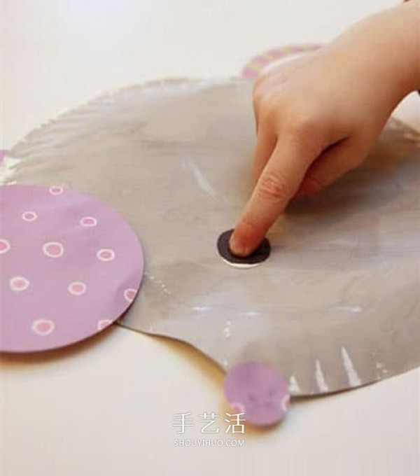 A simple tutorial on how to make a small mouse from a paper plate