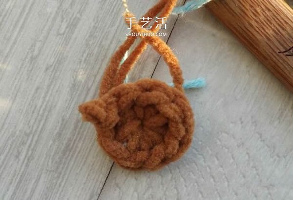 How to crochet a bear with wool and an illustration of how to crochet a cute bear doll