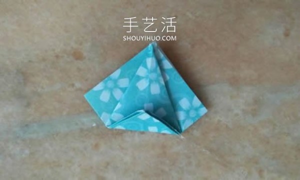 Illustrated tutorial on how to fold a beautiful origami umbrella