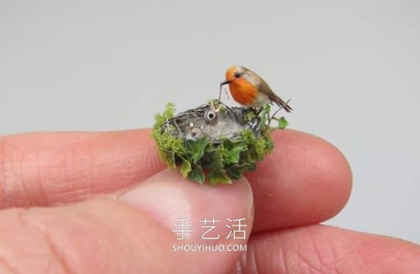 Super realistic miniature animal statues that fit on your fingertips! 