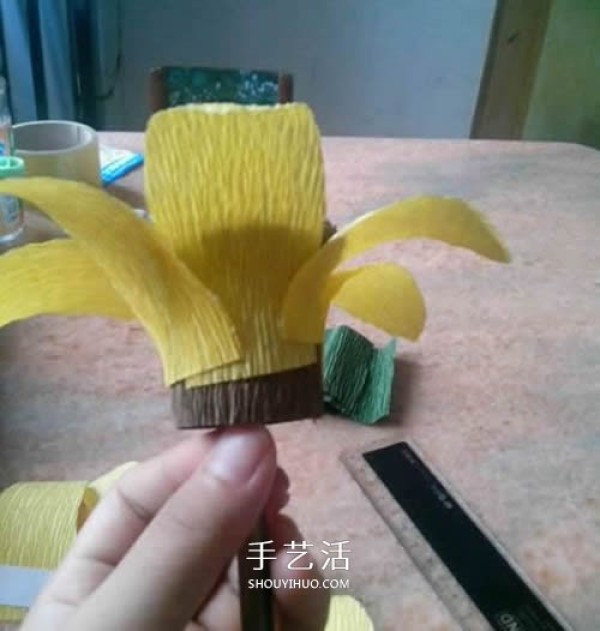 Use crepe paper to make sunflowers with simple and detailed steps to DIY sunflowers