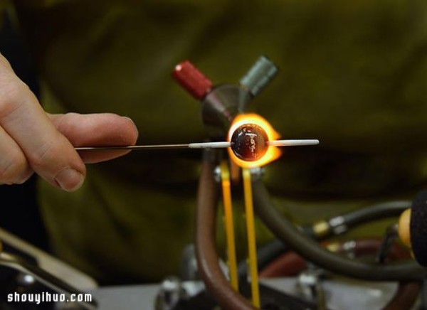 Turning ashes into a blue necklace pendant as transparent as the earth