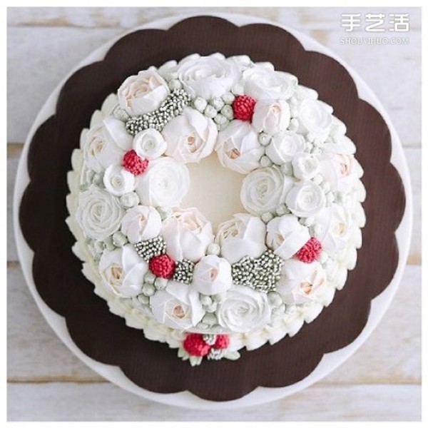 You can also decorate pictures of super beautiful decorated cakes so well