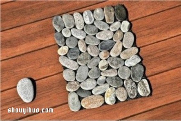 Pebbles made into carpets/table mats add a touch of pastoral style to the home