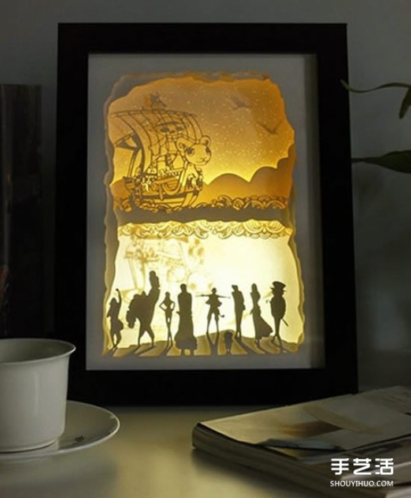 The picture of the exquisite paper carving night light seems to hide the magical fairy tale kingdom