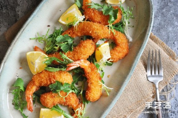 Drink cold beer and have crispy fried shrimp with mango sweet and spicy sauce