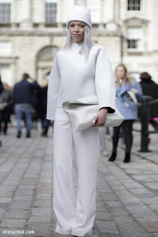 Breaking away the haze of winter: Girls wearing all white in autumn and winter