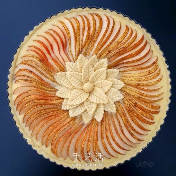 The cake crust design with complex patterns is beautiful before and after baking! 