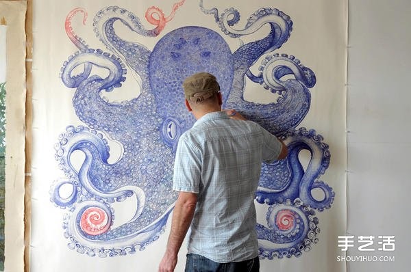 It took one year to draw a realistic and domineering giant octopus with a ballpoint pen