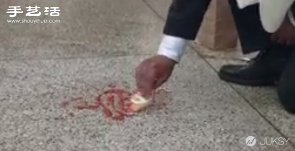 Too hungry? A foreign man ate food directly from the floor of the subway station