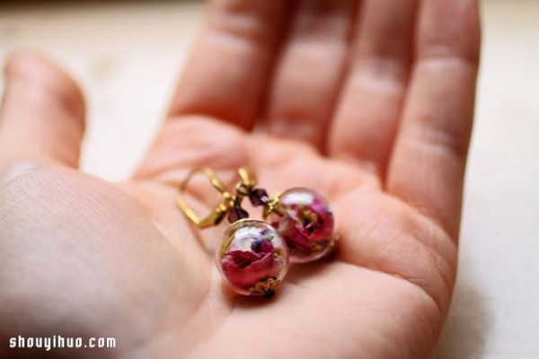 Real flowers are handmade to make super romantic jewelry Ruby Robin