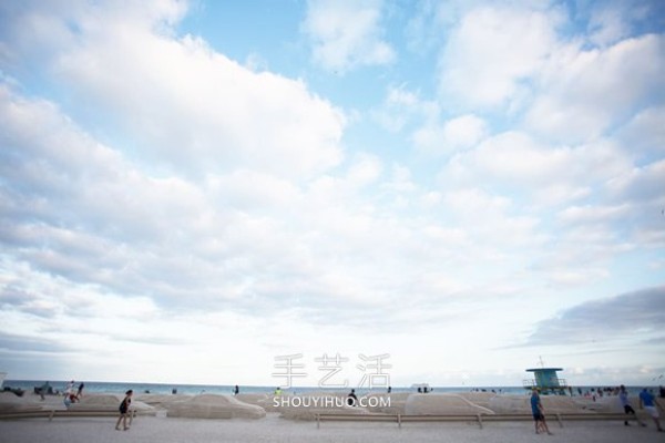 Traffic jam on the beach! Sand sculpture art calls for vigilance against climate change