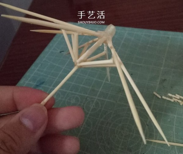 Look and take you to do it: use a little bit of cloth and toothpicks to make a small umbrella for the doll