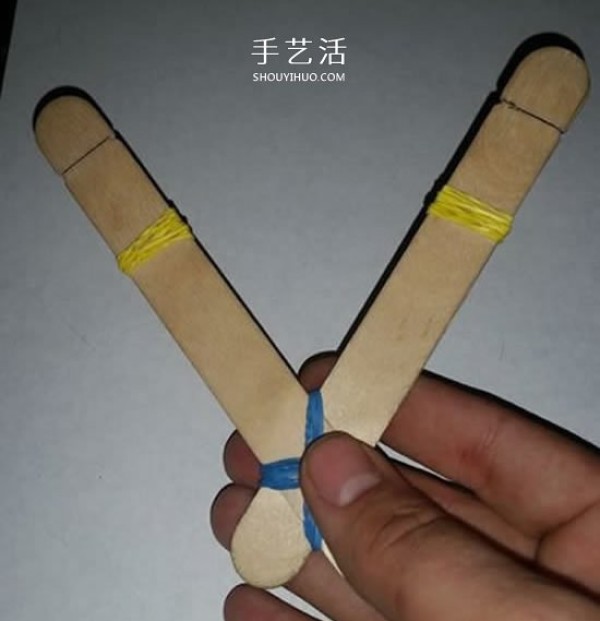 Illustration of how to make a homemade ice cream stick slingshot