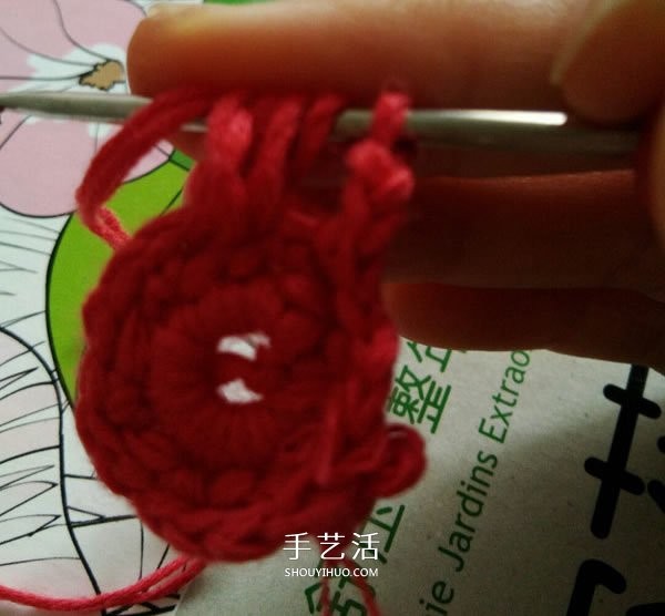 Crocheting illustrations of small woolen flowers and knitting tutorials of six-petaled flowers