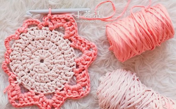 How to crochet a patterned rug to make your home brighter and warmer! 