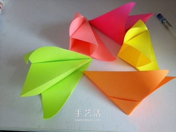 Illustration of the steps of folding a simple and beautiful five-petal paper flower