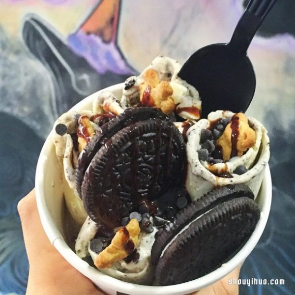 You can only get the rolled ice cream in New Yorks Chinatown after a long queue