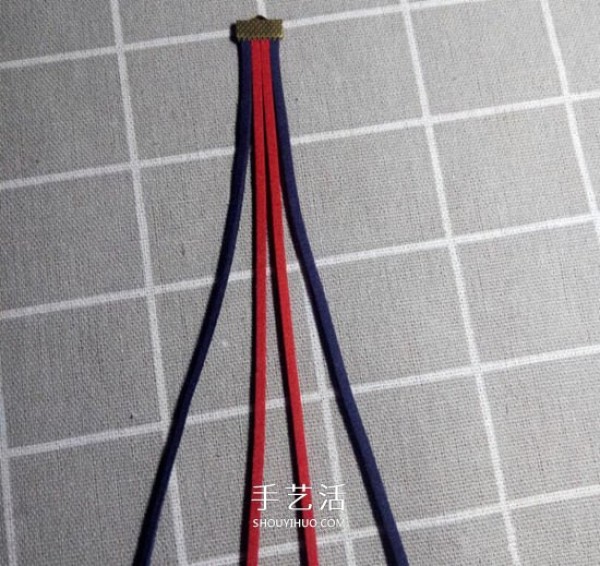 Illustration of a four-strand leather cord braided bracelet with a retro-style two-color bracelet