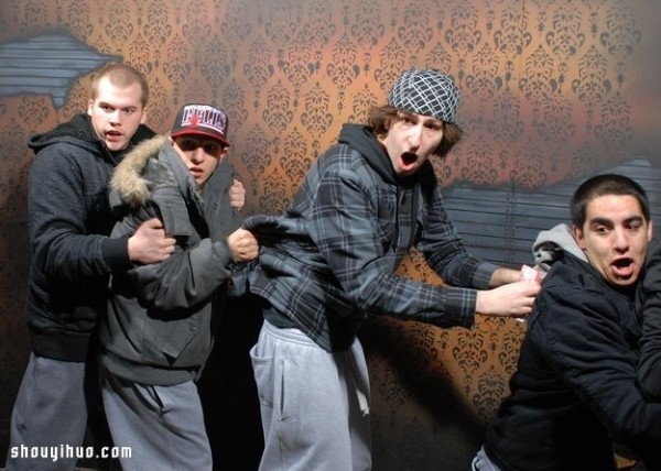 Super hilarious ~ 22 pictures of grown men being scared in a haunted house! 