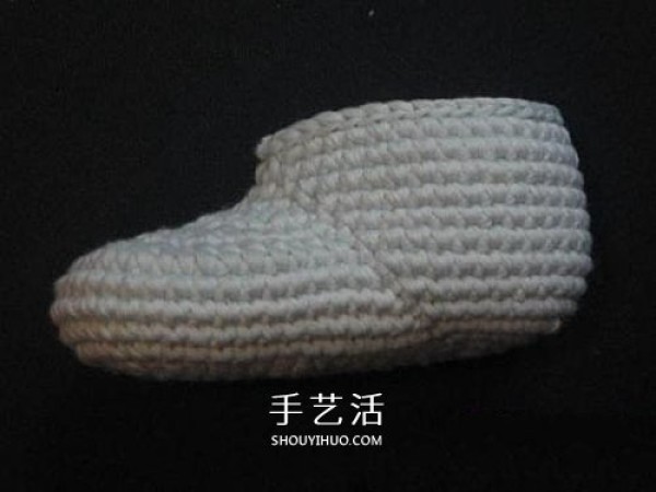 Illustration of how to knit baby warm woolen shoes by hand-knitting baby shoes