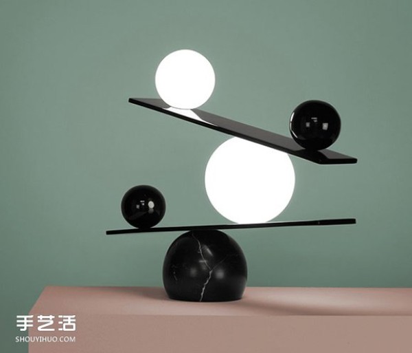 The clever balance between black and white, the lamp magicians balanced desk lamp design