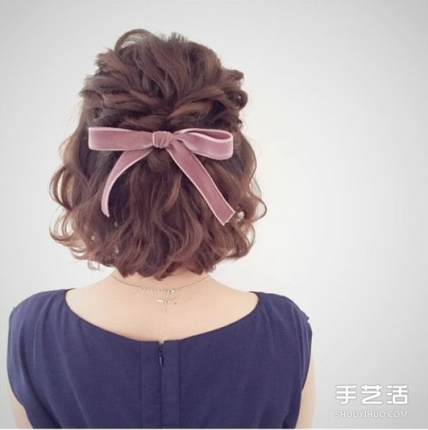 The combination of small and romantic bow hair accessories will induce your girlish heart