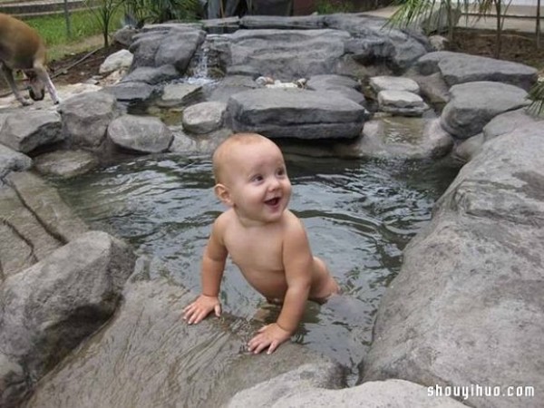 Foreign netizens dug a hole in their own backyard to DIY a private swimming pool! 