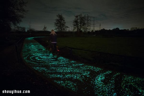 The bicycle path that looks like the bright night sky is incredibly romantic! 