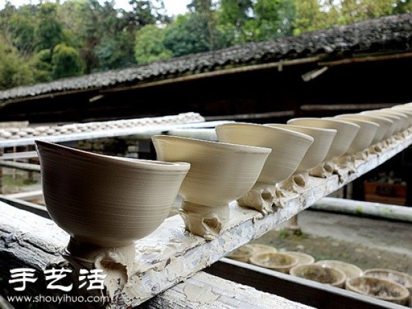 Jingdezhen, the ancient production process of a blue and white porcelain bowl