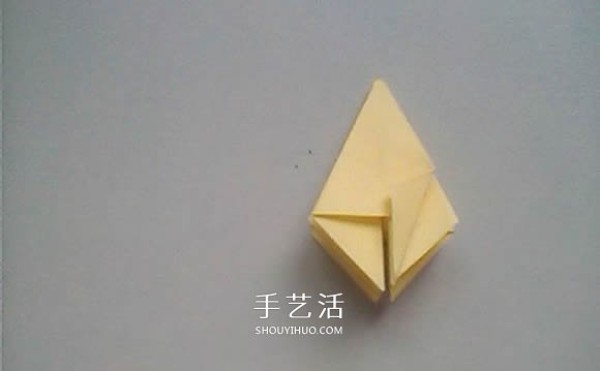 Illustrated process of origami using three-dimensional lilies for weddings