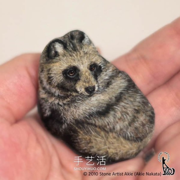 Japanese artist transforms ordinary rocks into highly realistic animals