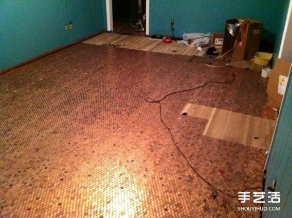 Tens of thousands of one-cent coins to pave the floor to make the floor shiny and golden. What a rich man!