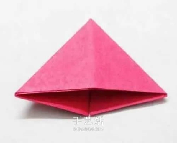 An illustration of how to fold a small fish in a triangle, a simple way to make a small tropical fish in a triangle