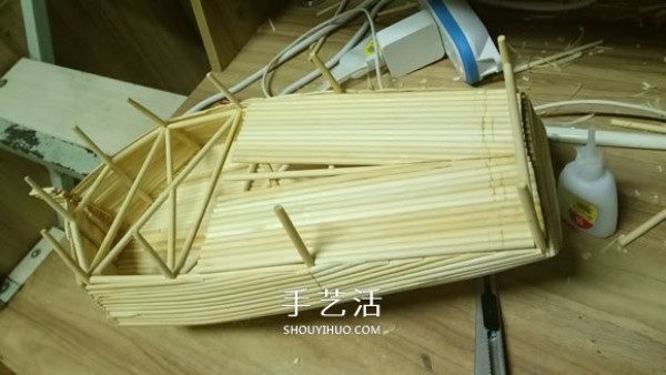 The ancient warship model is hand-made with disposable chopsticks