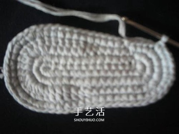 Illustration of how to knit baby warm woolen shoes by hand-knitting baby shoes