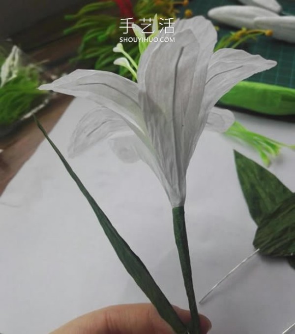 Illustrated tutorial on how to make your own fresh and beautiful paper vine lilies