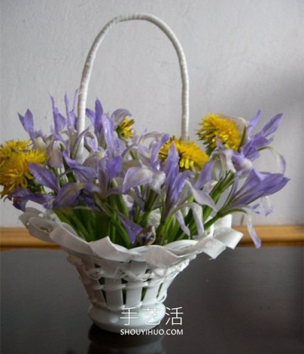 Tutorial on how to make handmade flower baskets out of yogurt bottles