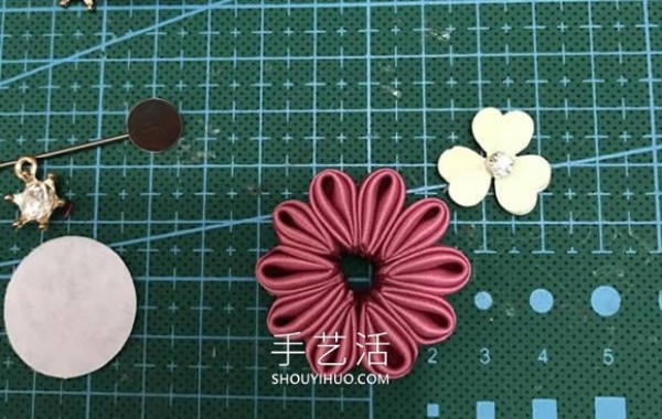 It’s not difficult to make a homemade flower-shaped brooch if you know how to make petals from a ribbon! 