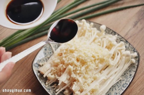 How to make garlic enoki mushrooms. It tastes like steamed scallops with garlic! 