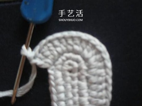 Illustration of how to knit baby warm woolen shoes by hand-knitting baby shoes