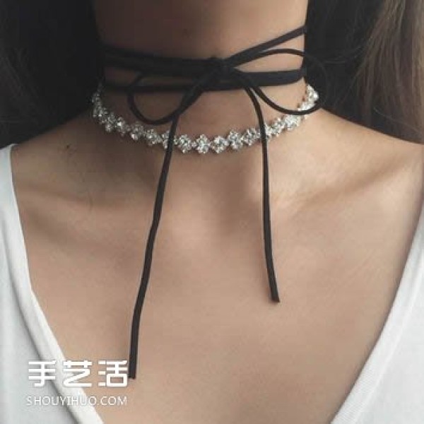 Delicate and simple DIY strap necklace can easily exude femininity