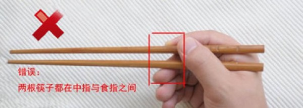 The correct way to hold chopsticks and the correct posture for holding chopsticks