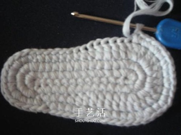 Illustration of how to knit baby warm woolen shoes by hand-knitting baby shoes