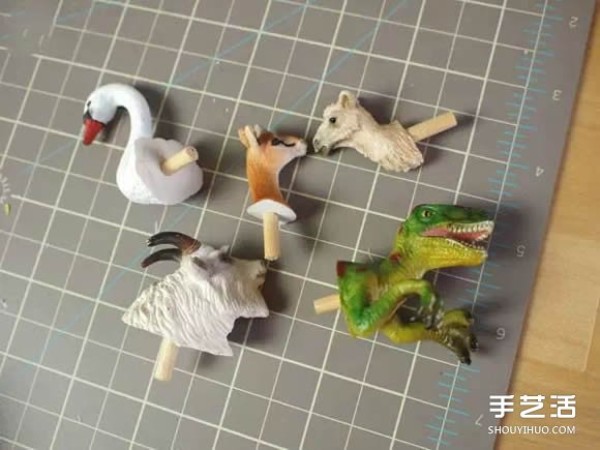 Use childrens tired of animal toys to DIY to make interesting hooks